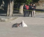 Hallan decapitado y lo arrojan frente a un panteón