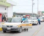 Cobran 5 pesos más taxistas