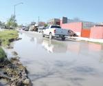 Se desperdicia agua potable por una fuga