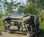 Vuelcan en camioneta y la dejan abandonada