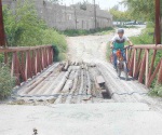 Se deteriora puente en La Anhelo