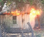 Reduce fuego a cenizas una casa abandonada