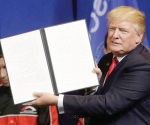 Trump firma orden para ‘frenar’ visas laborales