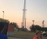 Joven se lanza desde la punta de una antena en Pharr, Texas
