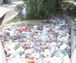 Basura satura túneles conductores de agua