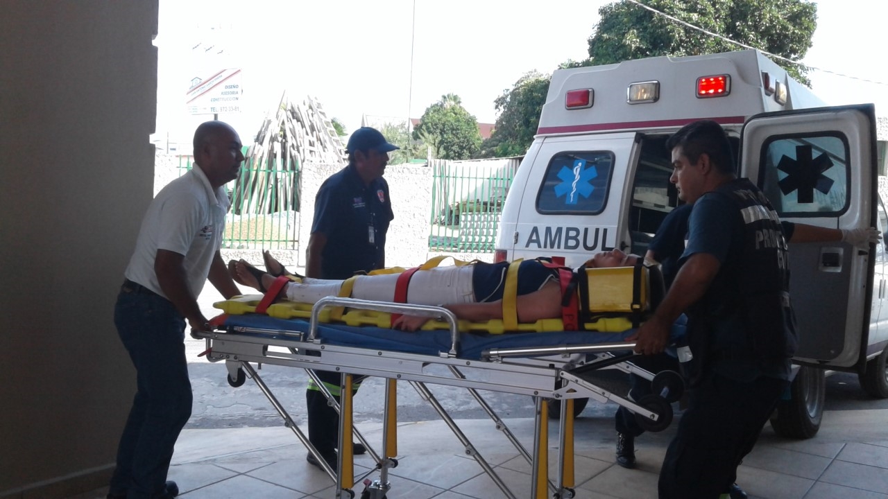 Mujer resulta lesionada en aparatosa volcadura registrada en el Ejido ...