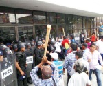 Chocan policías y campesinos en Chiapas