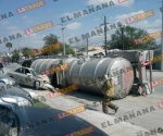 Vuelca pipa con 30 mil litros de gasolina