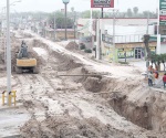 Reponen tubería dañada y vieja cerrando importante arteria vial