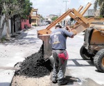 Reparan cuadrillas municipales asfalto en Fuentes Lomas