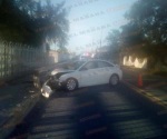 Ebrio derriba poste tras impactar su auto, en Reynosa