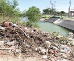 Lo ´protegen´ con muro ... de basura