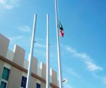 Ondean la bandera nacional a  media asta