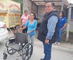 Benefician a una familia con entrega de silla de ruedas