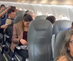 Viaja Presidente López Obrador en vuelo comercial y es presentado a la tripulación