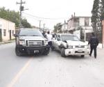 Desesperado rebasa y choca una flamante camioneta