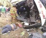 Cae autobús de un puente; 7 muertos