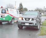 Por no respetar las señales viales colisionan camionetas