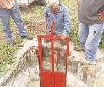 Cambian compuertas en canales de riego