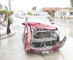 Destruye un Nissan Versa al atravesarse