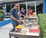 Regalan libros en la biblioteca ´Agapito Zepeda´ en su día