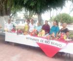 Exhiben abuelas sus artesanías de hoja de maíz