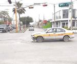 Se pasa luz roja y causa accidente vial