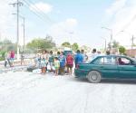 Bloquean calle para protestar