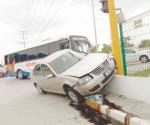 Choca discapacitado al atravesársele un autobús