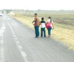 Familia vaga por carreteras federales de Tamaulipas