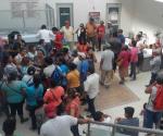 Protestan comerciantes en Palacio Municipal; piden abrir la playa