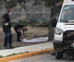 Queda tirado en plaza pública el cadáver de un hombre