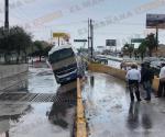 Arrastra corriente de agua un camión de transporte foráneo