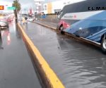 Arrastra corriente de agua un camión de transporte foráneo