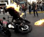 Prenden fuego a policía en protesta