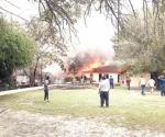 Incendio devora yonque  e iglesia aledaña