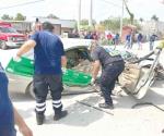 Prensan a mujer en accidente vial