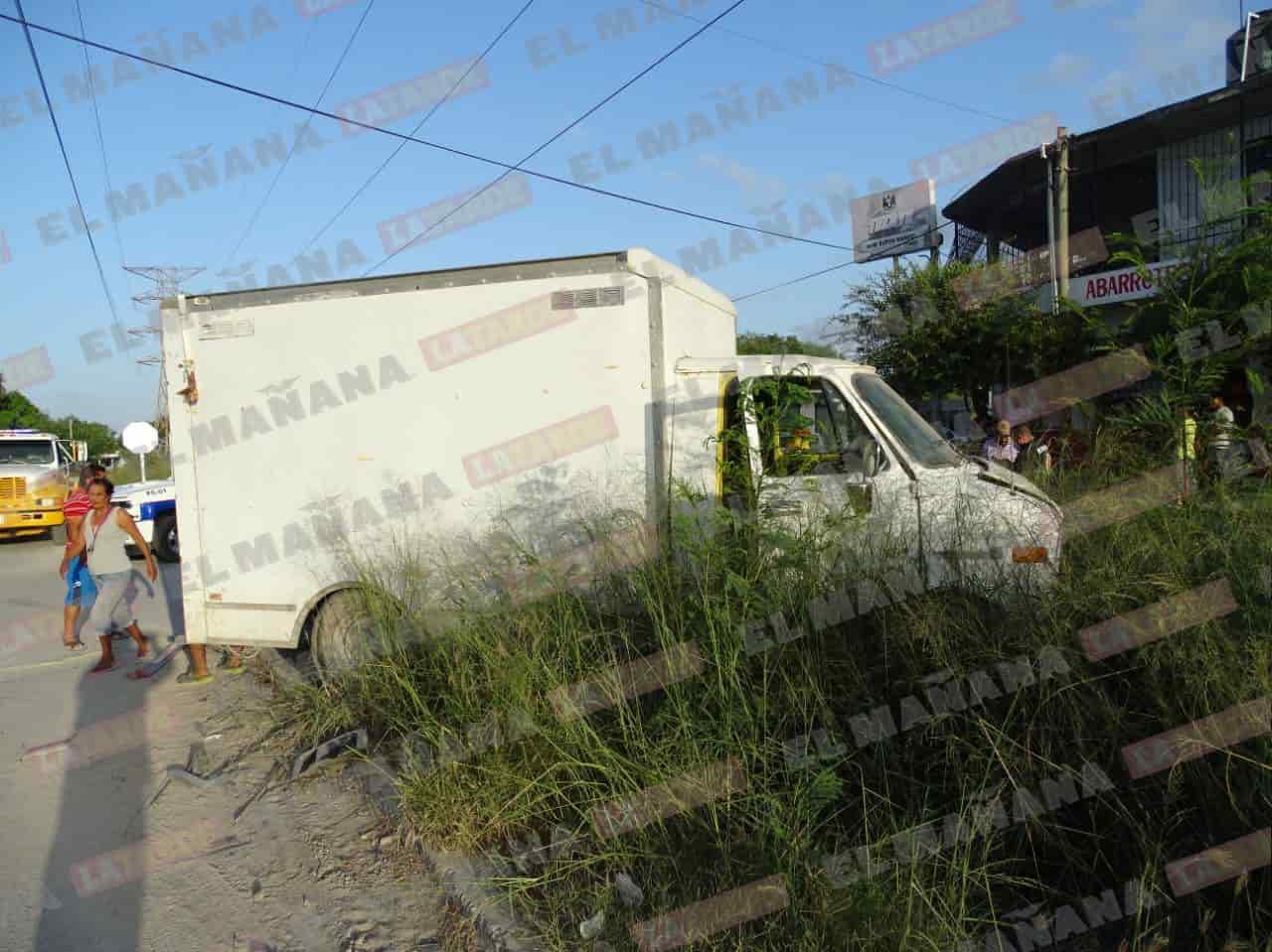 Operador de camioneta utilitaria, propicia percance en avenida Las Américas con Reynosa. (Foto: José Medina)