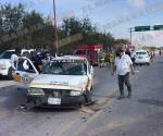 Taxista y pasajera quedan lesionados tras chocar contra otro auto