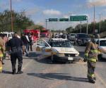 Taxista y pasajera quedan lesionados tras chocar contra otro auto