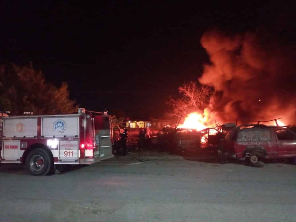 Desguace de autos, ardió la noche del lunes en avenida Coahuila norte. (Foto: José Medina)