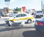 Se impacta taxi en señal