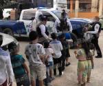 Policías reparten juguetes por Día de Reyes Magos