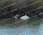 Al descubierto camioneta en canal, al bajar nivel de agua