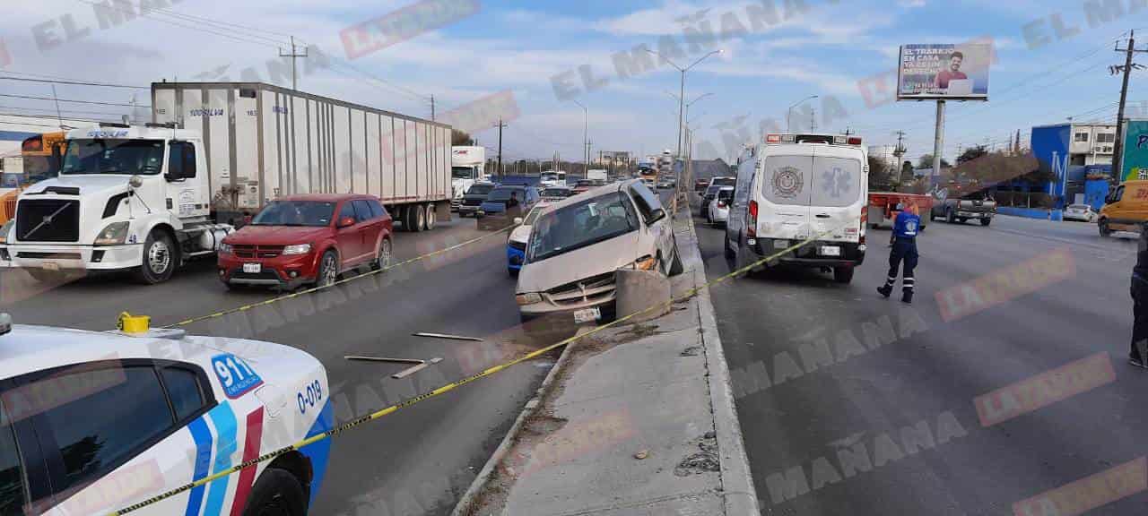 Sobre la camioneta Dodge Caravana quedó la mujer sin vida al recibir un impacto de bala.