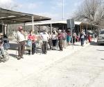 Provoca la  vacunación una fila kilométrica