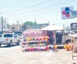 Se instalan ambulantes de flores y coronas