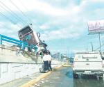 Acaba tráiler embancado