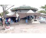 Campamento migratorio llena hasta las jardineras