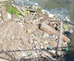 Nadie recoge la basura en los canales